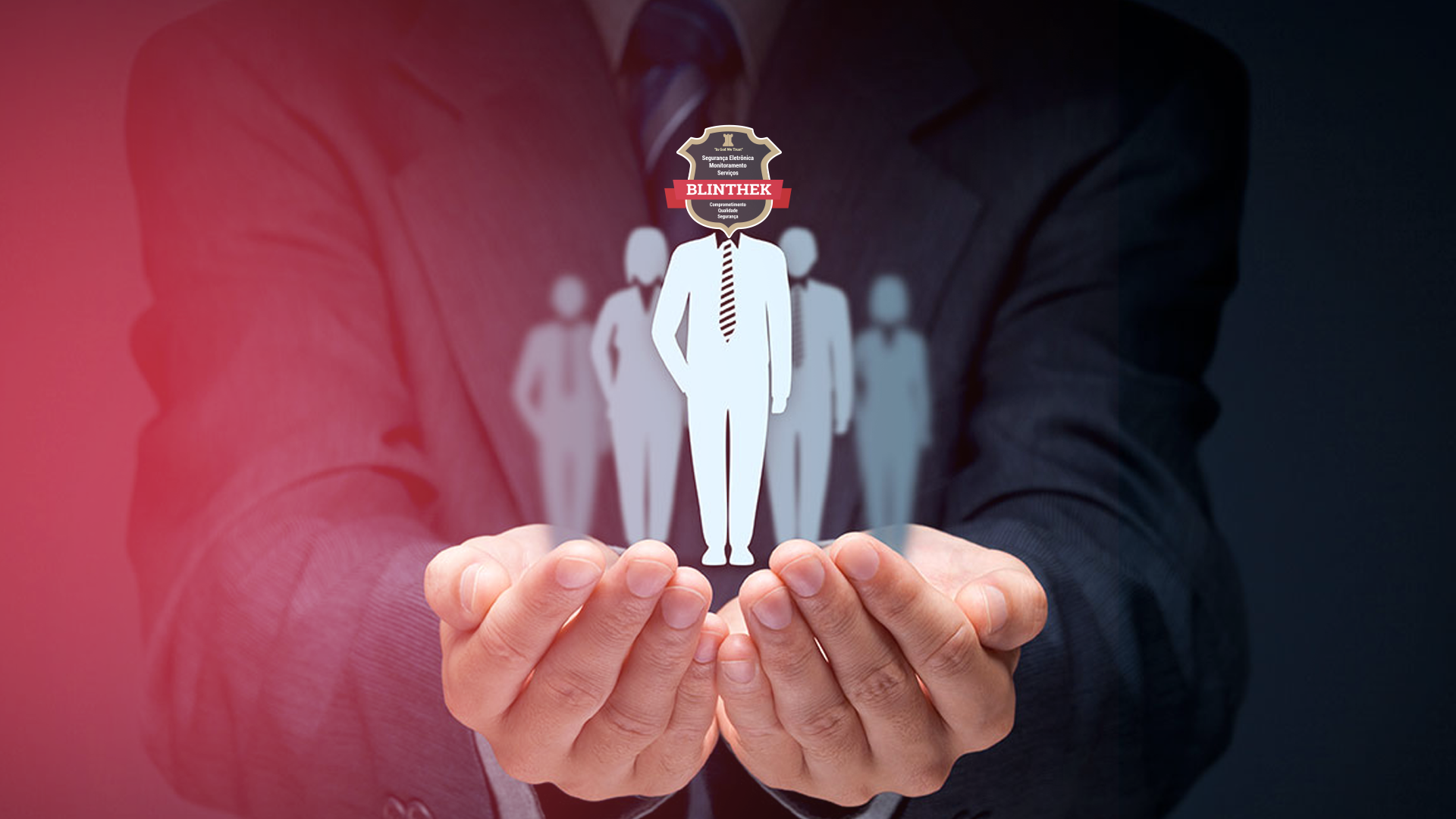 Imagem de um homem com a logotipo da BLINTHEK